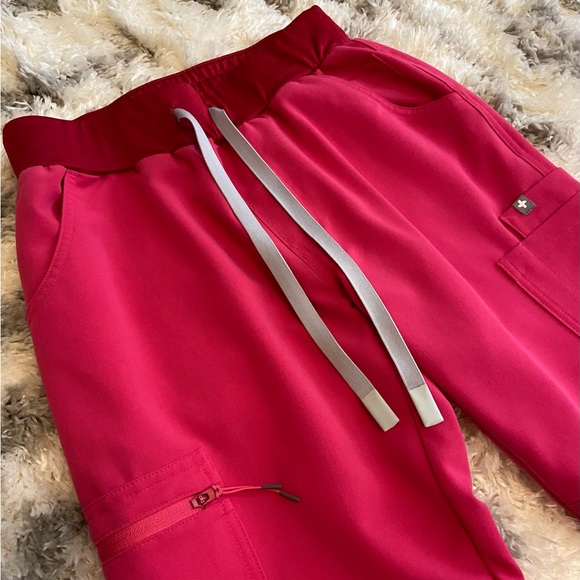 Figs Shocking Pink Scrub Set Like New - Picture 9 of 11